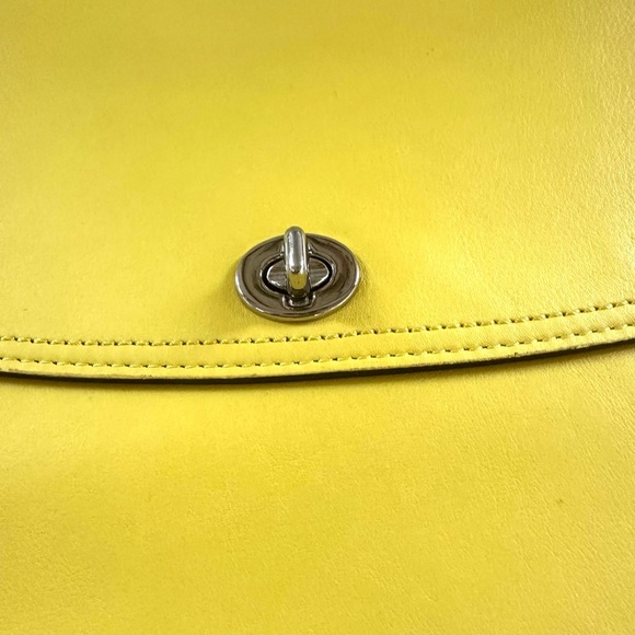 Vintage Coach Slim Envelope Clutch – Chartreuse Leather with Turn-Lock Closure - Picture 4 of 11
